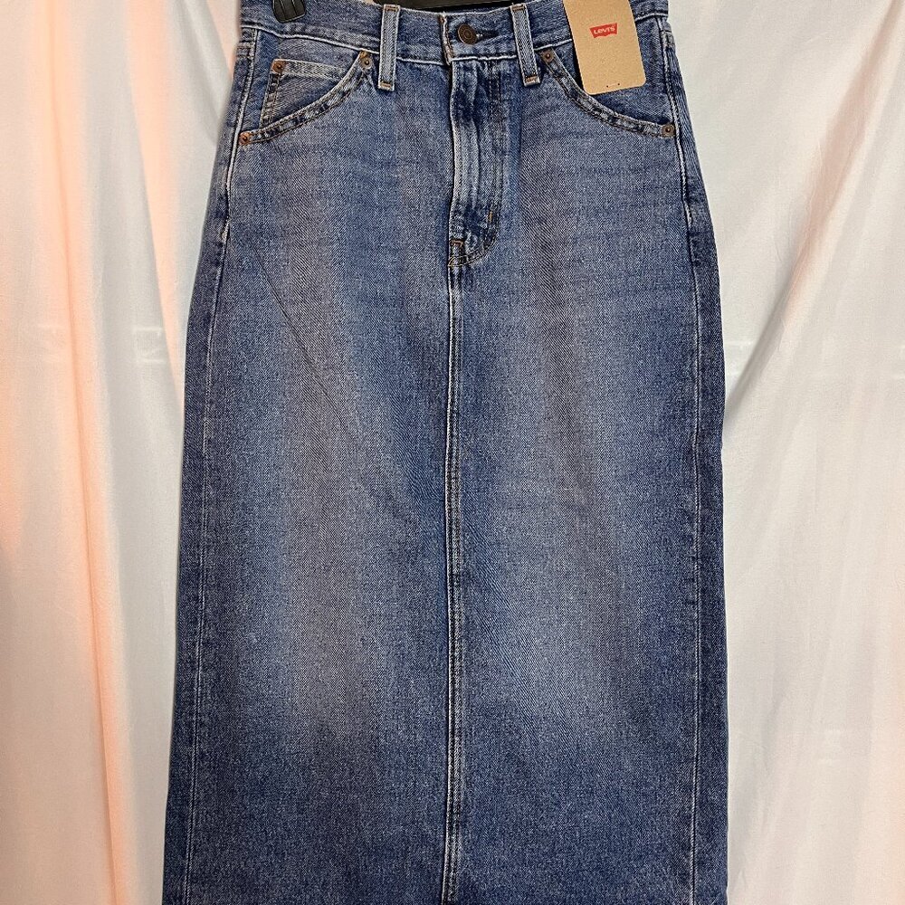 Women's Midi length Levi's Jean skirt Size 25, NWT